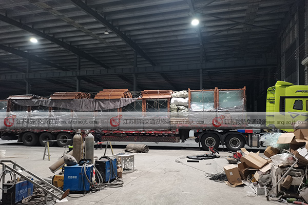 <strong>公交候車亭畫面更換有哪些特點？公交候車亭能在廠家定制嗎？</strong>