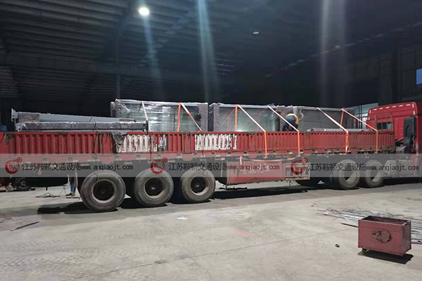 <strong>公交候車亭凳子怎么設(shè)計？在生產(chǎn)廠家定制公交候車亭好處有哪些？</strong>